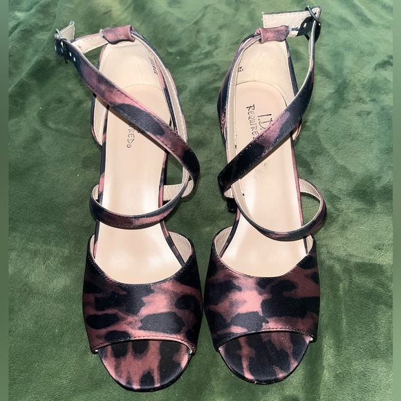 Leopards print crossover strap buckle heels - Picture 2 of 7